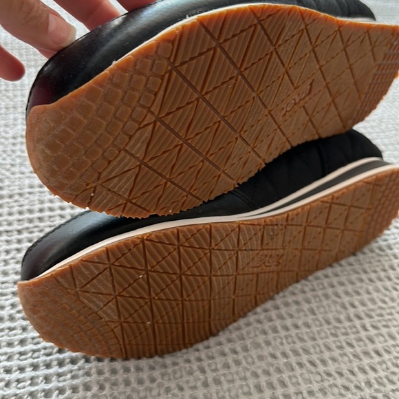 Teva Women’s ReEmber Mid Black Boots – Size 8 | New With Tags | Cozy, Waterproof - Picture 3 of 6